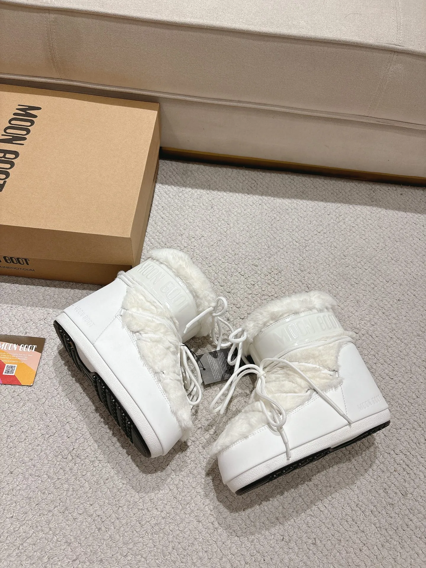 p660 [Exclusive top quality | New upgraded version] ✨A must-buy in winter 2025! Moon Boot moon snow boots - the ultimate warm weapon for fashionistas ❄️ Forget UGG! This winter🔥The "ugly Big Mac" that dominates the streets is here~ 👢The same Y2K retro style from Paris Hilton and Beckham is back! 4cm taller inside ✨ Invisible leg lift · Extremely slimming 👌 Fluffy and soft but not bloated, instantly show off your sense of style when put on your feet 🦋 The same style for both men and women | Can be worn by both men and women | Regardless of left or right foot!  ❄️Maximum thermal insulation power｜No pressure for fun in the snow 💫Trendy style code｜Easily achieve the Millennial hot girl style Say goodbye to ordinary snow boots ~ This winter you need to be warm and rusty! 🌟 #MoonBoot snow boots #winter hot style #瞞小similar style #millennium style wear ❶Fabric: original custom/cowhide/woven wool/high mercerized waterproof cloth ❷Inner: original 100% silk cotton liner ❸Feet: original 100% silk cotton liner ❹Outsole: original molded two-color non-slip outsole ❺Sole thickness: 4cm (including inner**) ❻Number of codes: 35-40 (41. Customized) ❼Packaging: Original full set of packaging ☀Color: Official website updated simultaneously